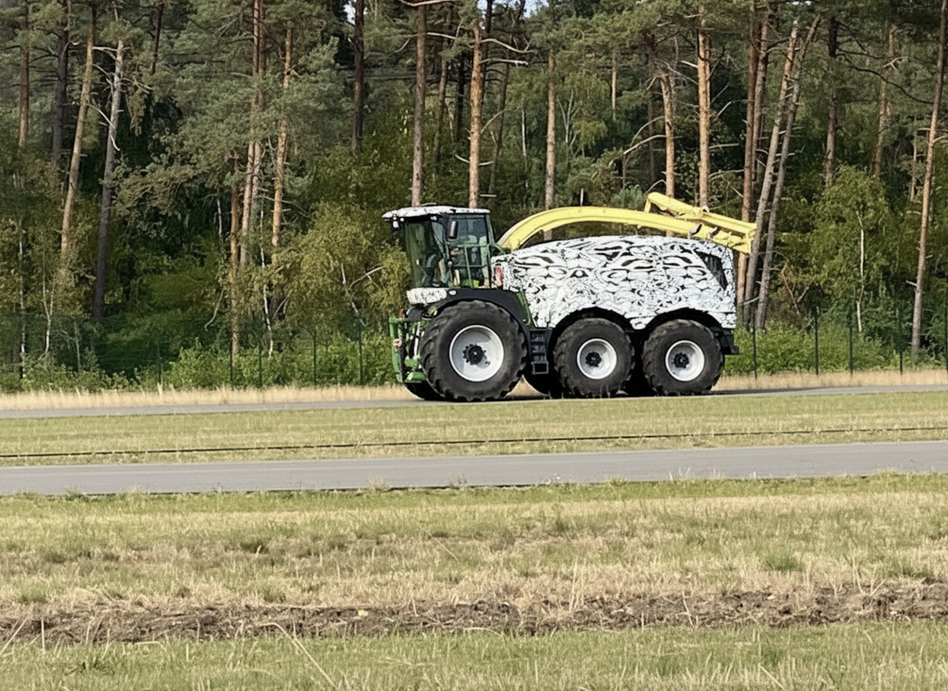 Un prototype de l’ensileuse Krone Big X à six roues aperçu en test